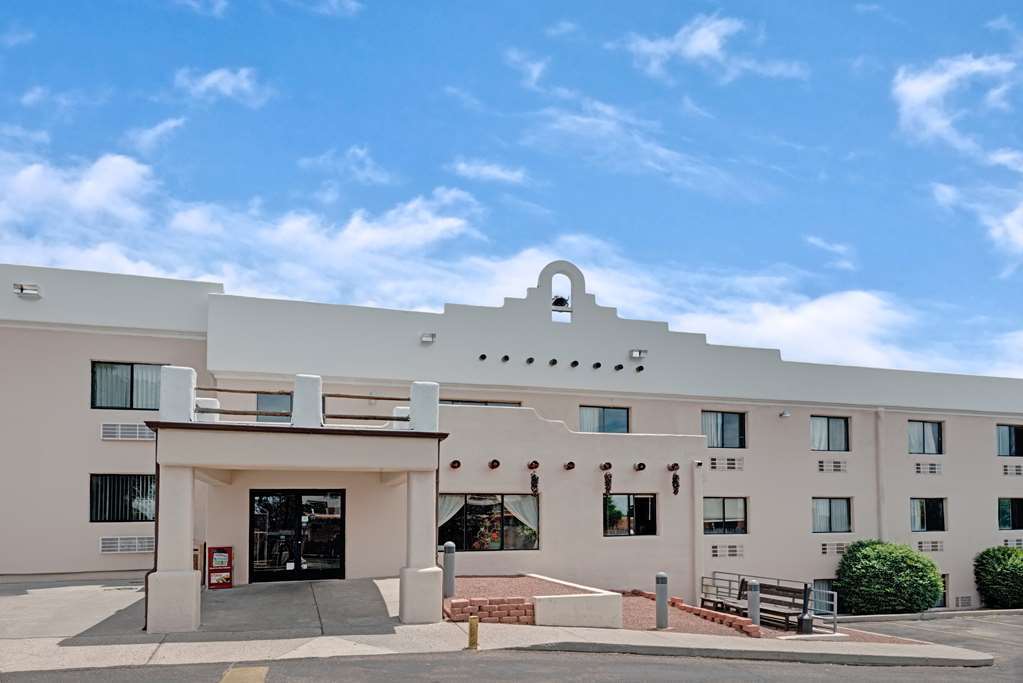 Super 8 By Wyndham Santa Fe Hotel Exterior photo